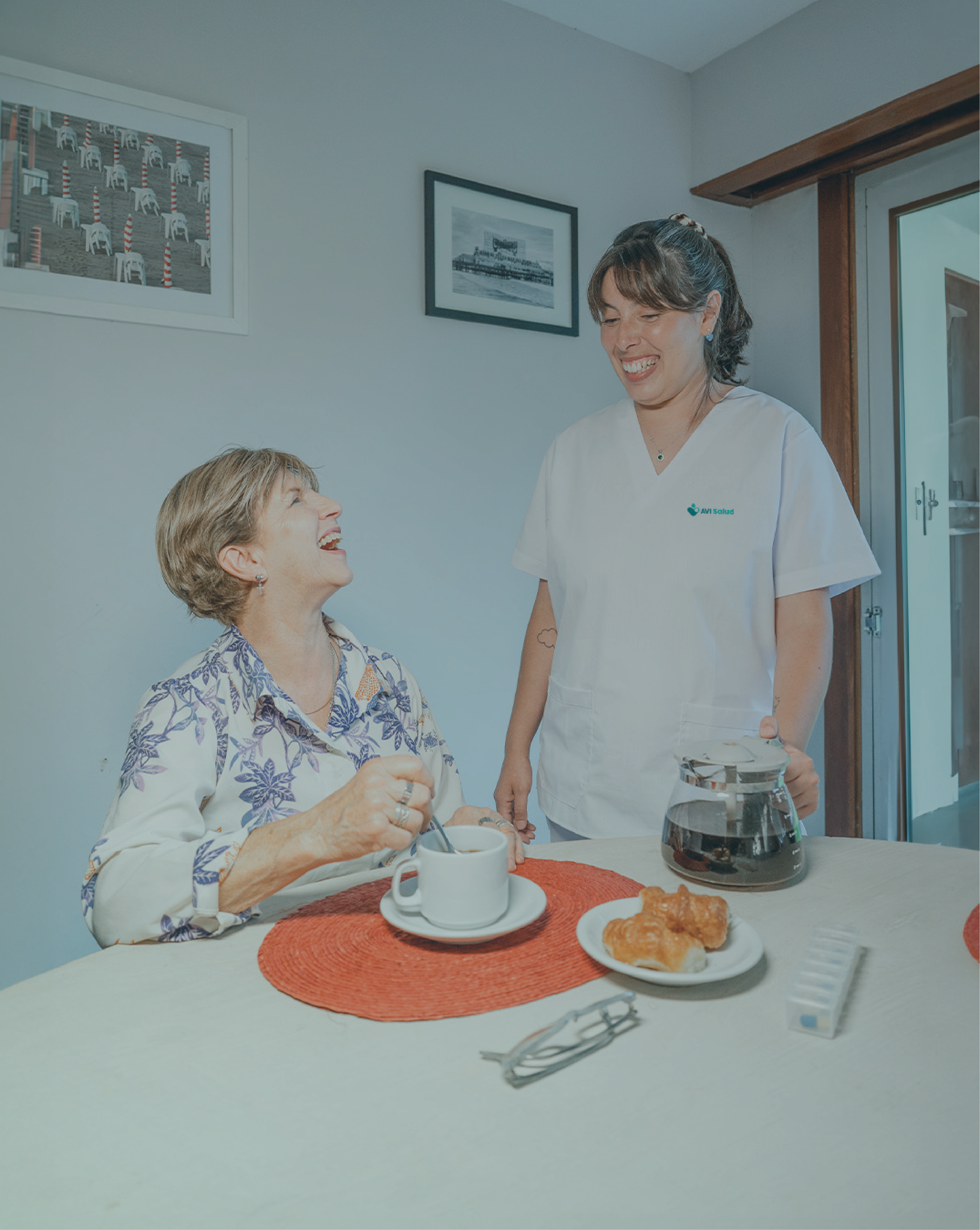 Enfermera de AVI Salud junto a una paciente en su casa
